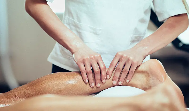 Man får friskvård med sportmassage.