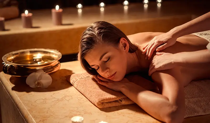 Kvinna får friskvård med Klassisk Svensk massage.