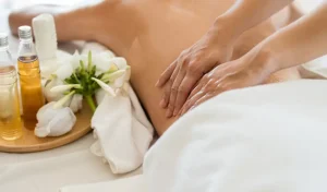 Kvinna får friskvård i Stockholm med Organic Oil massage - Coconut oil.