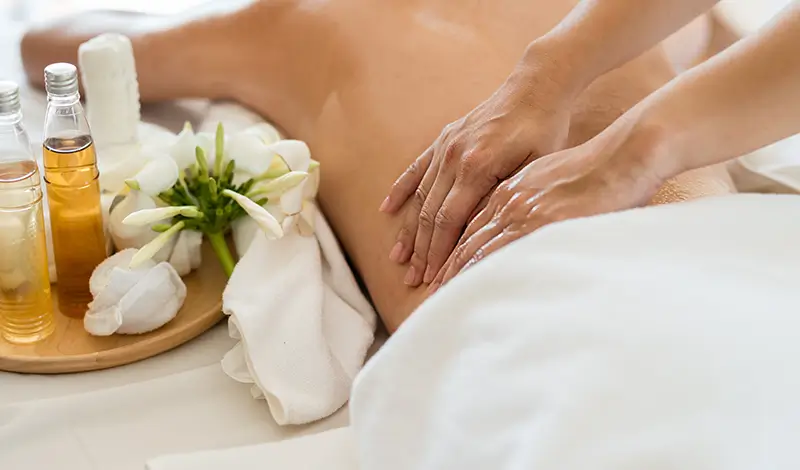 Kvinna får friskvård med Organic Oil massage - Coconut oil.