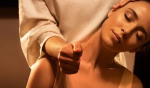 Kvinna får friskvård i Stockholm med huvud & ryggmassage.